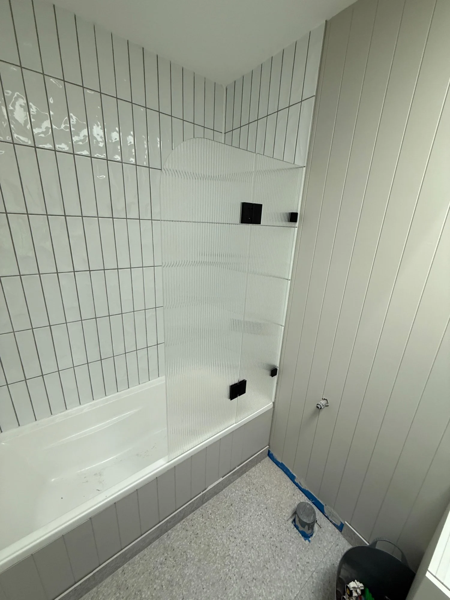 Frameless over-bath screen reeded glass matte black