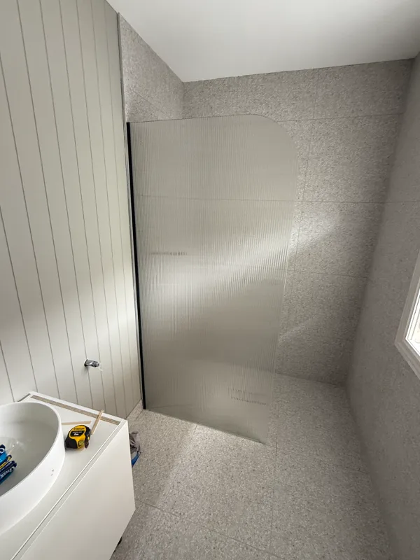 Frameless arch fluted glass shower screen