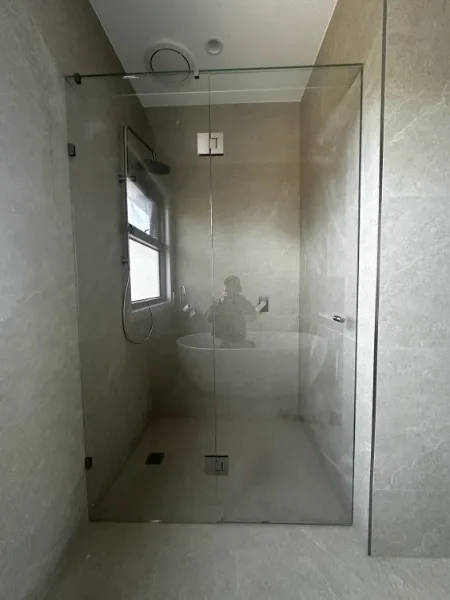 Frameless shower screen with clear glass